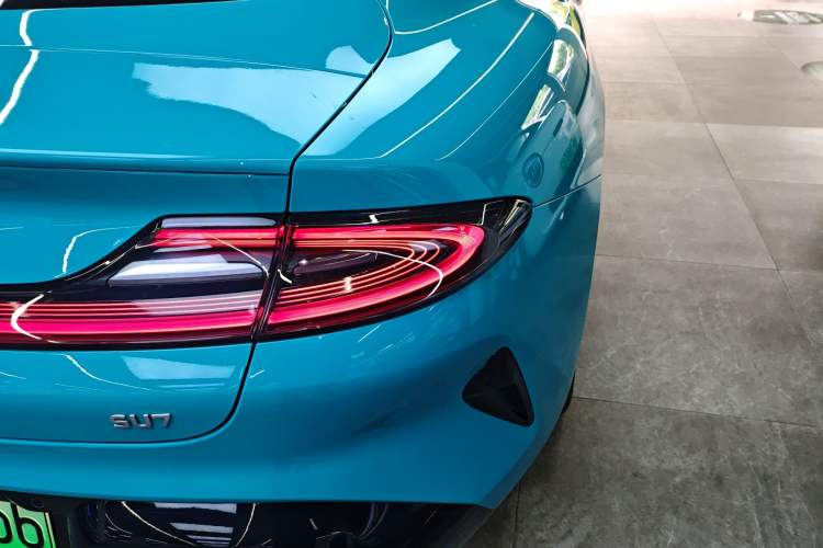 Used Xiaomi Auto SU7 2024 Rear-Drive Long-Range Intelligent Driving Version Right Rear Taillight