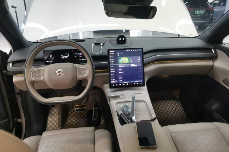 Used Nio ES8 2023 75 kWh Center Console