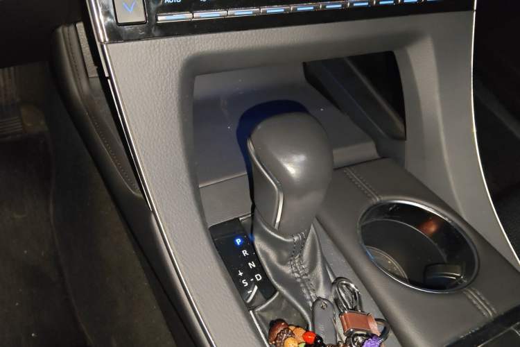 Used Toyota Avalon 2019 2.5L Touring Premium Version China VI Standard Gear Lever