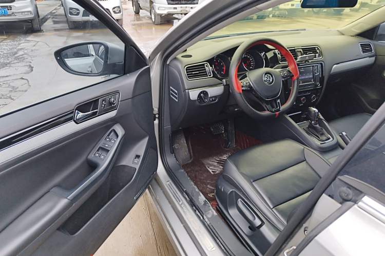 Used Volkswagen Sagitar 2017 230TSI Automatic Comfort Version
