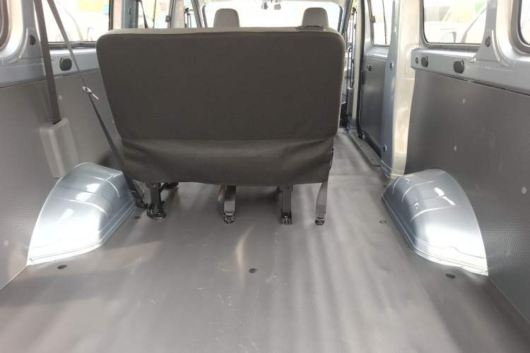 Used Wuling Yangguang 2024 300KM Comfort Version Passenger Van 75kW Trunk