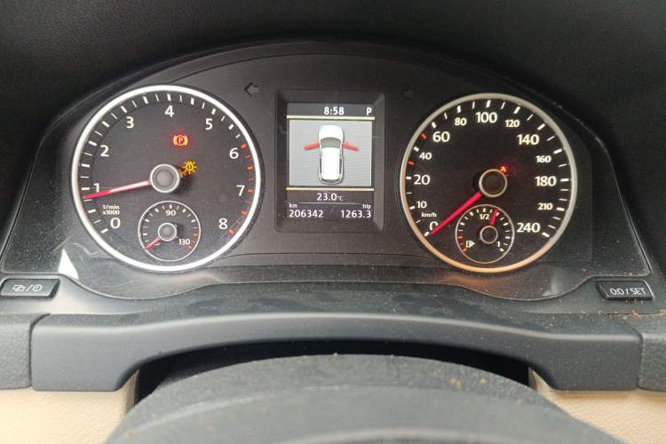 Used Volkswagen Tiguan 2013 1.8 TSI Automatic All-Wheel Drive Luxury Model Odometer Close Up