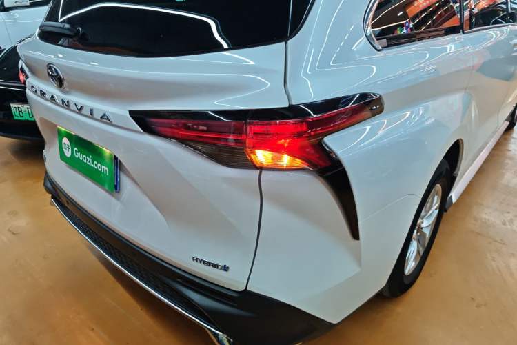 Used Toyota Granvia 2023 2.5L Hybrid Comfort Edition
