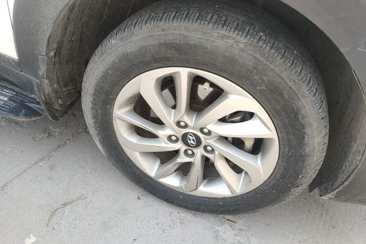 Used Hyundai Tucson 2015 1.6T Dual-Clutch Two-Wheel-Drive Smart Model Right Front Wheel Hub