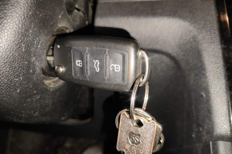 Used Volkswagen Jetta 2015 Zhuihui Edition 1.4L Manual Fashion Model Vehicle Key