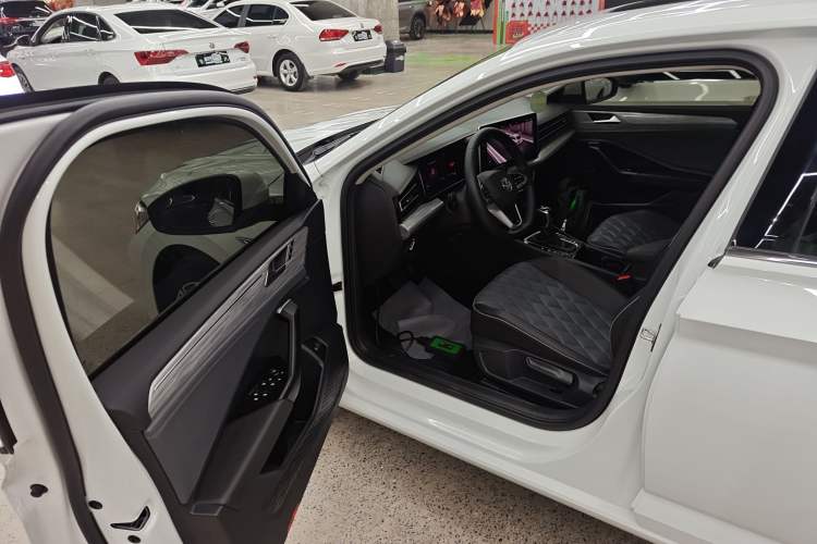 Used Volkswagen Sagitar 2023 300TSI DSG Excellence Edition Driver Seat