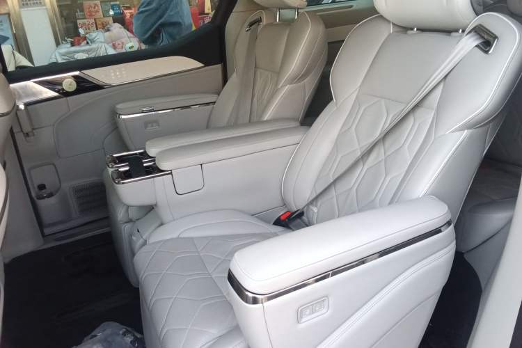 Used Volvo EM90 2025 Ultra Six-Seater Left Rear Seat