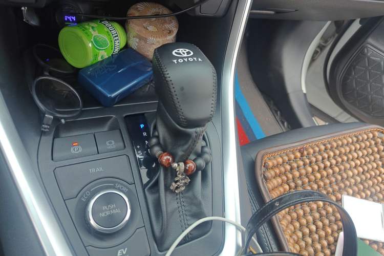 Used Toyota Wildlander 2022 Dual-Motor 2.5L E-CVT 4x4 Luxury PLUS Edition Gear Lever