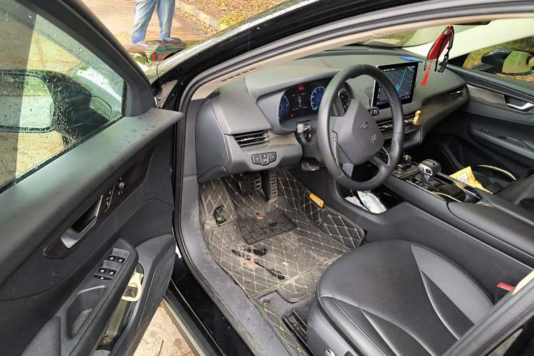 Used Hongqi E-QM5 2022 431 km Charge & Enjoy Edition