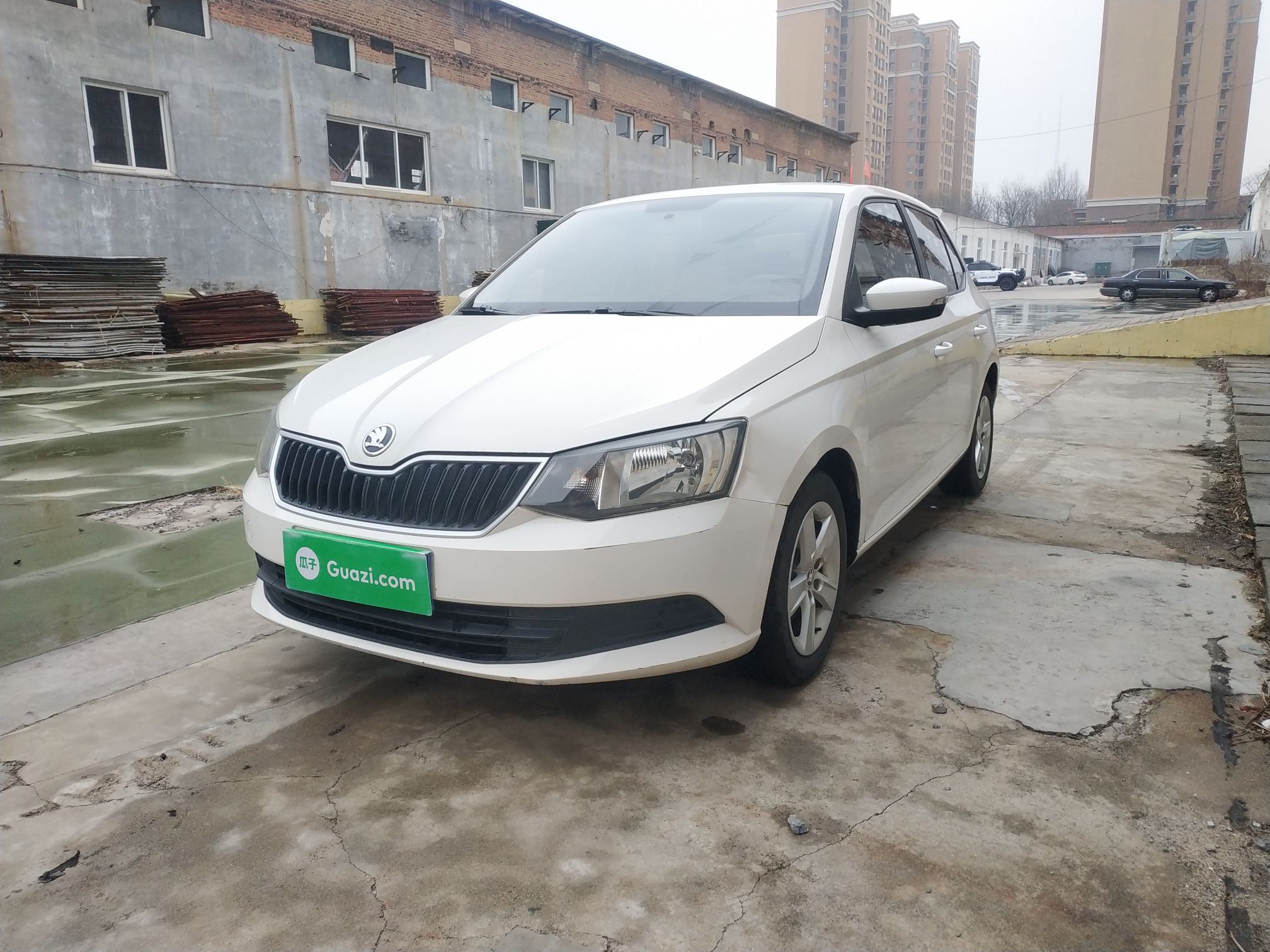 Под передней частью автомобиля