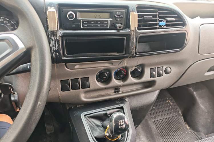 Used JMC Transit 2017 2.8T Commercial Version Short Wheelbase Mid-Roof 3-Seater JX493