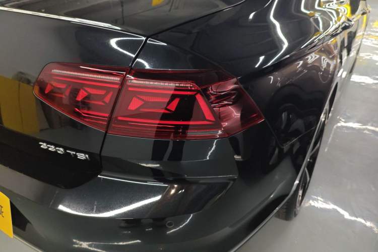 Used Volkswagen Magotan 2023 2 Million Units Commemorative Edition 330TSI DSG Luxury Version Right Rear Taillight