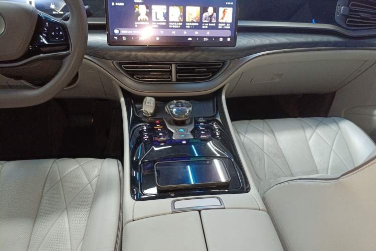 Used Denza D9 2022 DM-i 1040 Prestige Model