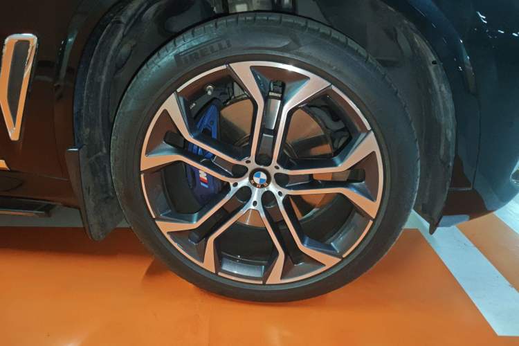 Used BMW X5 2022 xDrive 40Li Luxury Edition M Sport Package Right Front Wheel Hub