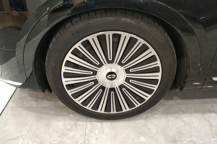 Used Hima AITO M9 2025 Extended-Range Ultra Version 52 kWh 5-Seater Edition Left Front Wheel Hub