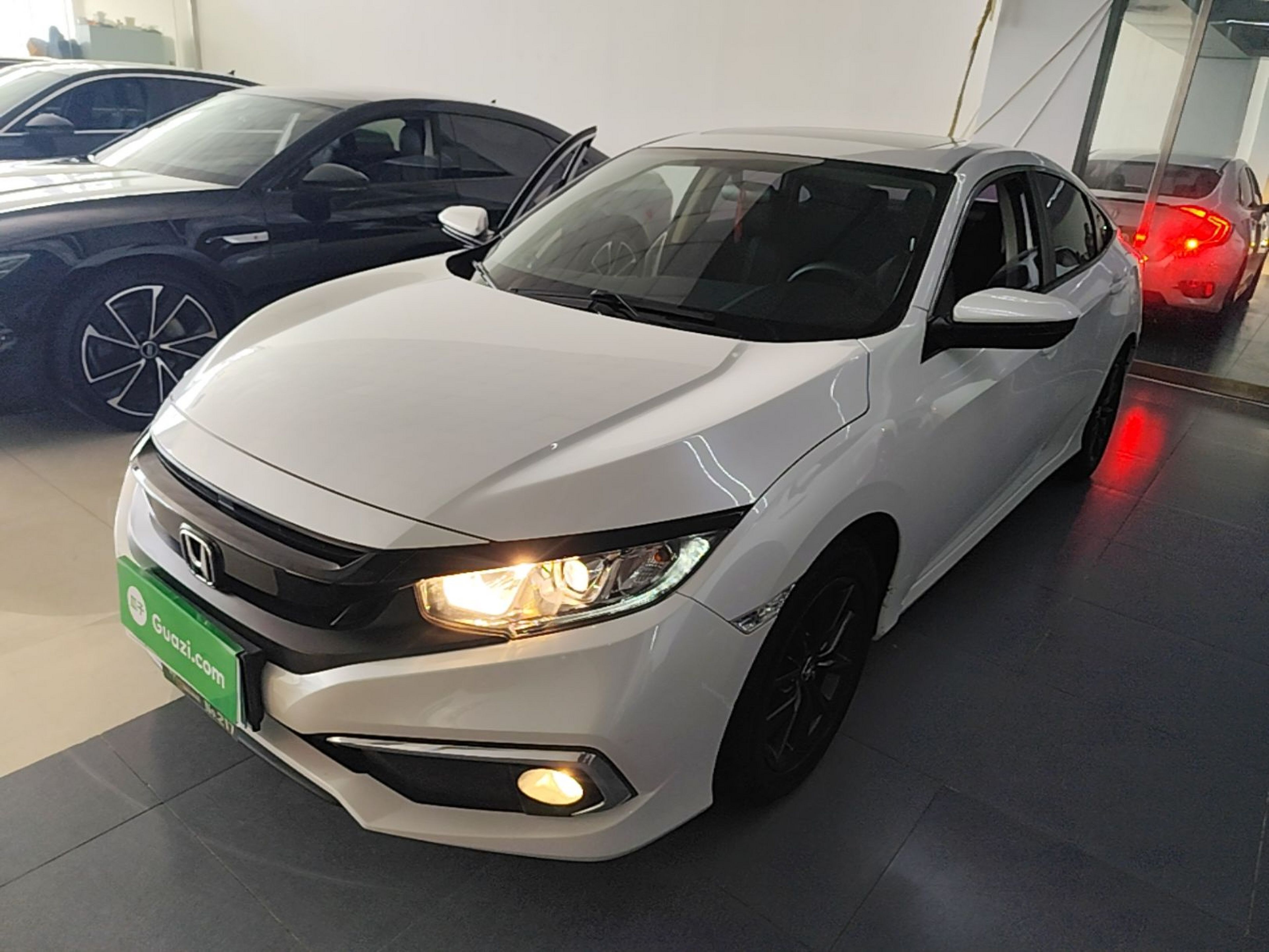 Под передней частью автомобиля