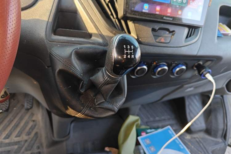 Used Ford Transit 2019 2.0T Diesel Multi-Purpose Commercial Vehicle Short Wheelbase Low Roof 6-Seater China VI Standard
