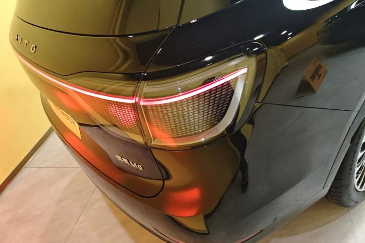 Used Hima AITO M9 2025 Extended-Range Ultra Version 52 kWh 6-Seater Right Rear Taillight