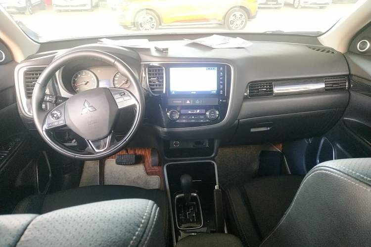 Used Mitsubishi Outlander 2018 2.0L Two-Wheel Drive Glory Edition 5 Seats