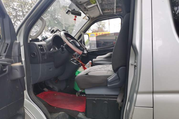 Used Dongfeng Yufeng 2021 2.0T Power King Front-Drive Logistics Vehicle Long Wheelbase Mid-Roof Design 6–9 Seats China VI Emission Standard ZD20 Left Front Seat