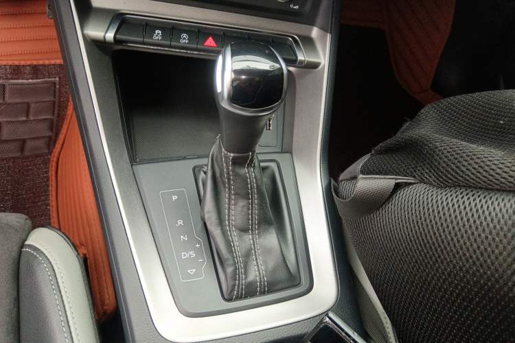Used Audi Q3 2019 35 TFSI Advanced Dynamic Edition Gear Lever