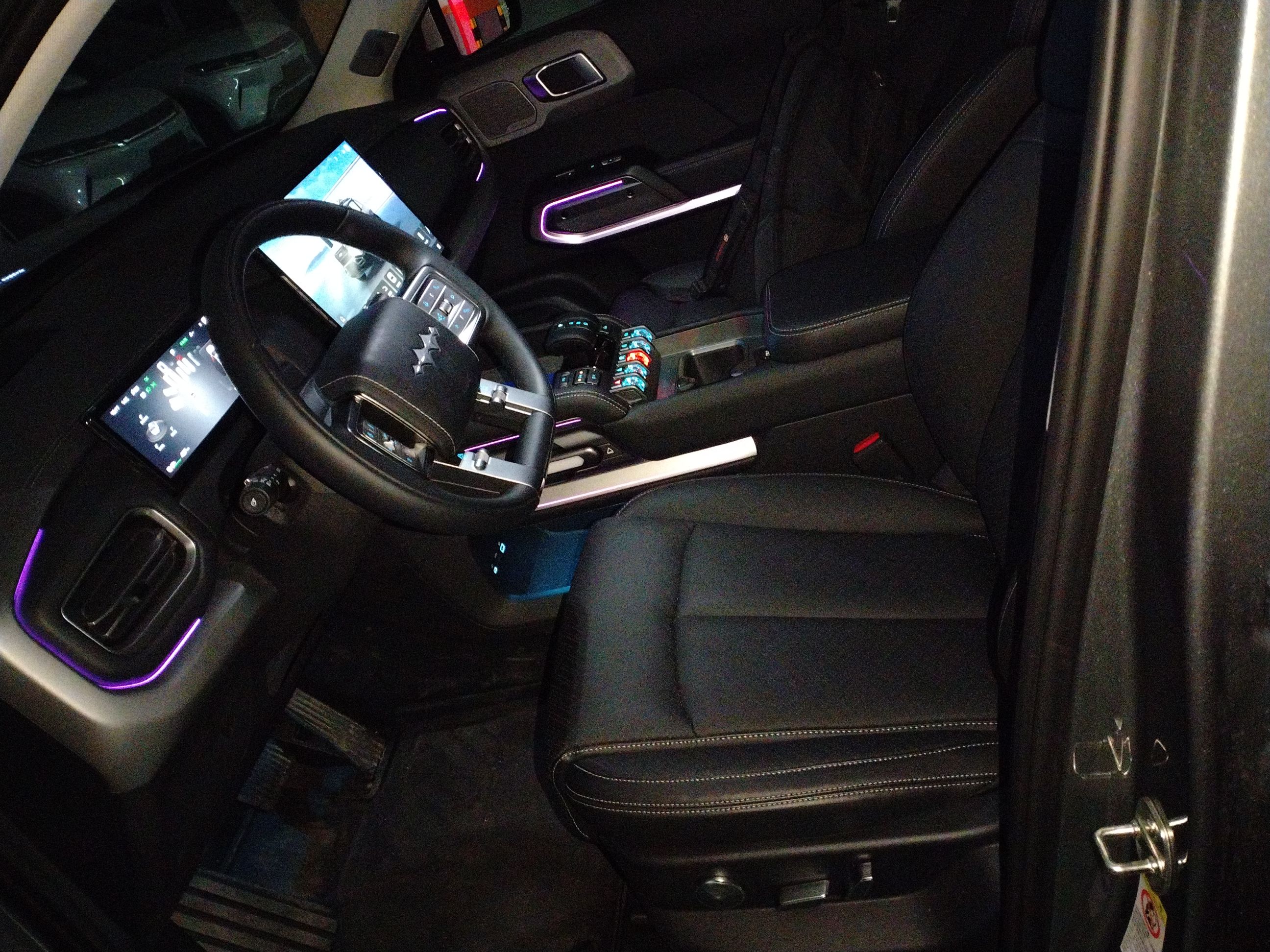 المقاعد الأمامية داخل السيارة