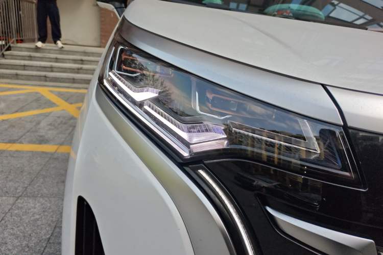 Used Denza D9 2022 DM-i 1040 Prestige Model