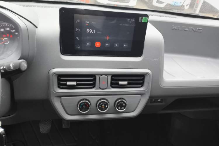 Used Wuling Yangguang 2024 300km Comfort Version with Sealed Windows 60kW