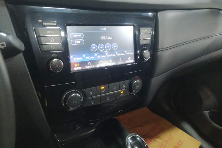 Used Nissan X-Trail 2017 2.0L CVT Comfort Edition 2WD Audio And AC Panel