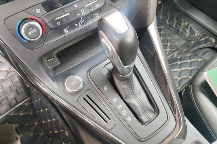 Used Ford Focus 2015 Hatchback 1.6L Automatic Fashion Edition Gear Lever