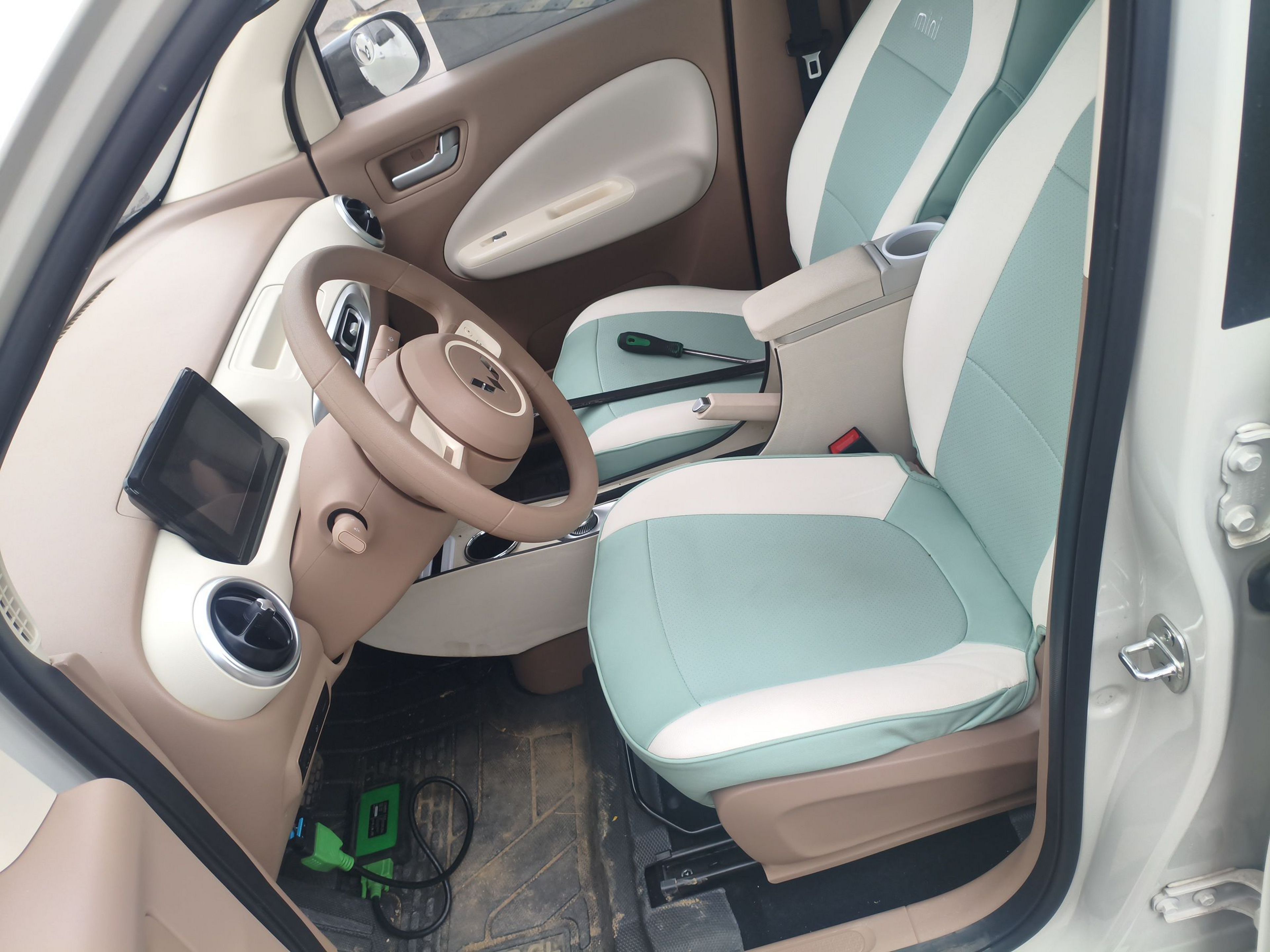 المقاعد الأمامية داخل السيارة