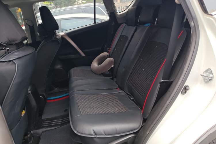 Used Toyota RAV4 2016 2.0L CVT Two-Wheel Drive Fashion Edition China V Standard
