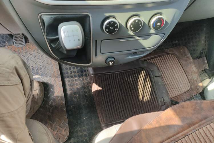 Used SAIC MAXUS Xintu V80 2021 2.0T Manual Classic City Delivery King Short Wheelbase Mid-Roof Design 3 Seats