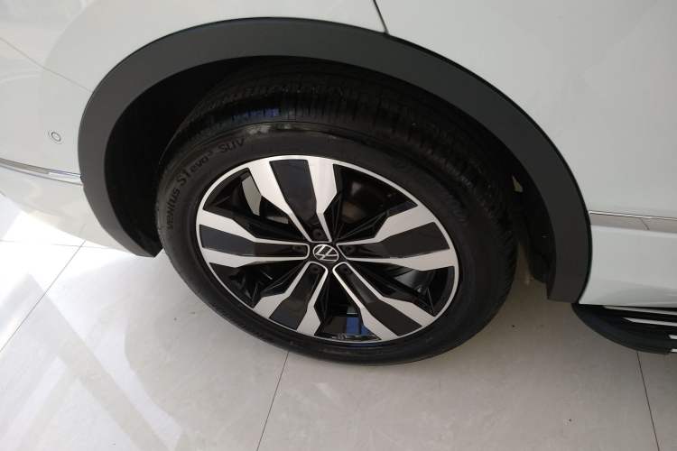 Used Volkswagen Tiguan L 2025 Model Outstanding Version 330TSI Automatic Two-Wheel Drive R-Line Longyao Edition