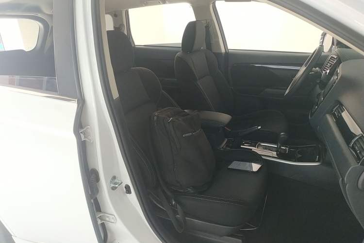 Used Mitsubishi Outlander 2021 Revised Version 2.0L Two-Wheel Drive Comfort Edition 5 Seats Right Front Seat