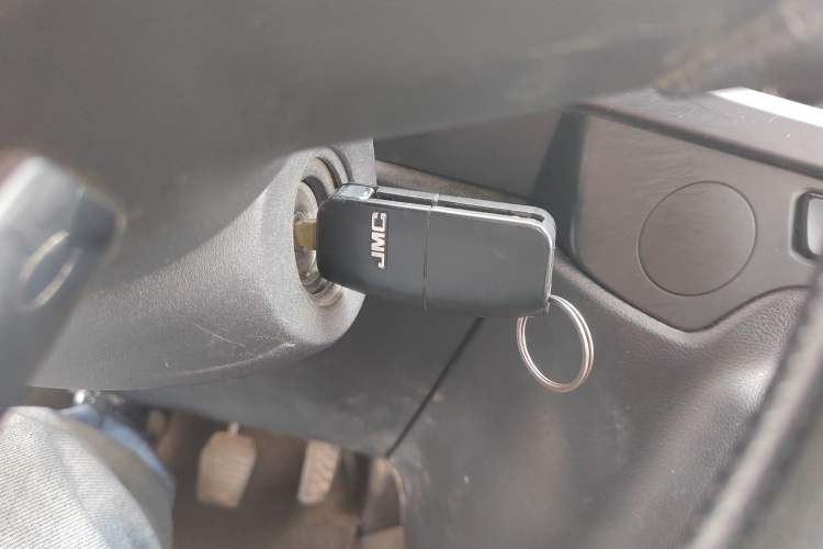 Used JMC Fushun 2023 2.0T Manual Short-Wheelbase Mid-Top Commercial Multi-Purpose 6-Seater Passenger Vehicle Vehicle Key