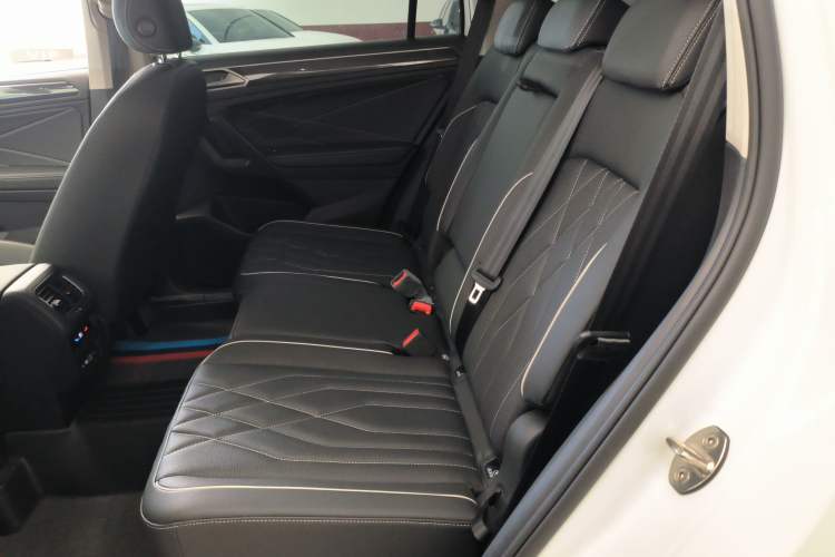 Used Volkswagen Tiguan L 2023 Revised Version 330TSI Automatic Two-Wheel Drive Smart Enjoyment Edition Left Rear Seat