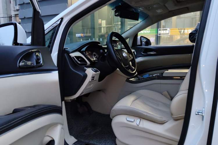 Used Buick GL8 2023 Facelifted Land Cruiser Executive Luxury Version