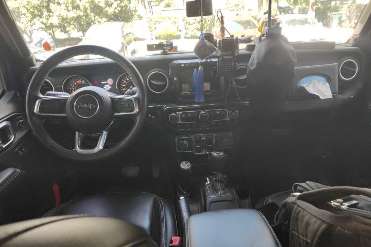 Used Jeep Wrangler 2019 2.0T Sahara Four-Door Version China VI Emission Standard Center Console