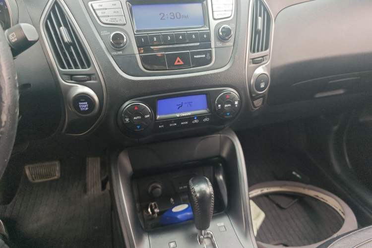 Used Hyundai ix35 2012 2.0L Automatic Two-Wheel Drive Elite Edition GLS Audio And AC Panel