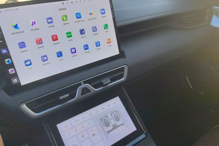 Used Wey Mocha New Energy 2024 Hi4 Four-Wheel Drive Long-Range Version Audio And AC Panel