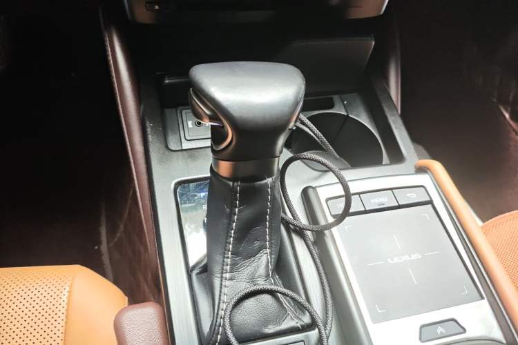 Used Lexus ES 2020 300h Premier Edition Gear Lever