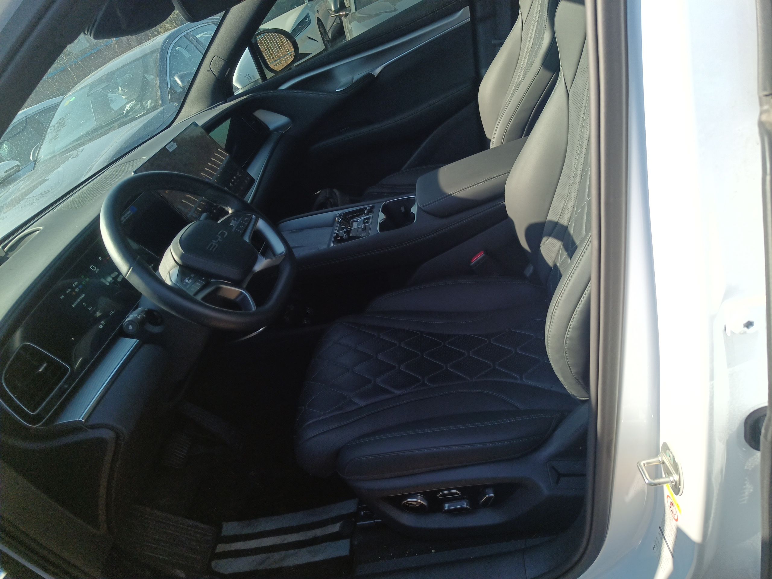 المقاعد الأمامية داخل السيارة