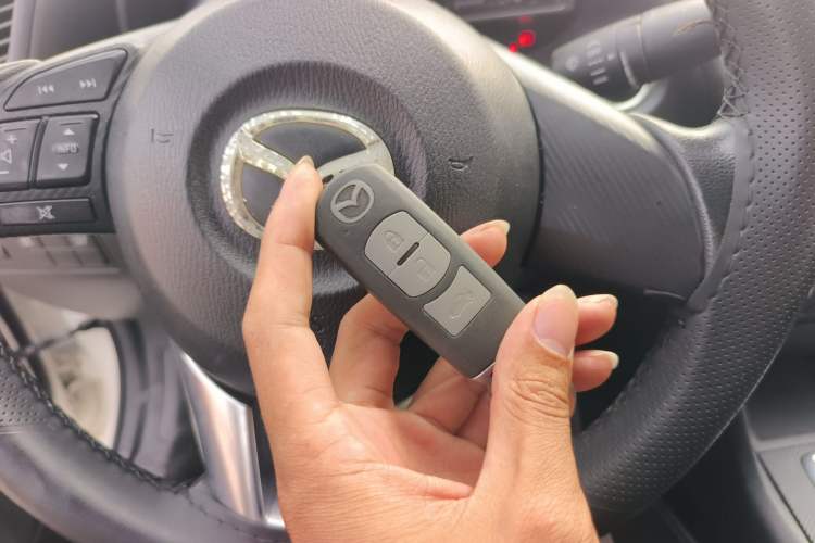 Used Mazda 3 Axela 2014 Sedan 1.5L Manual Comfort Model
