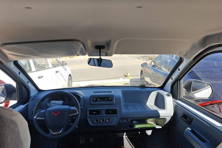 Used Wuling Yangguang 2024 300KM Comfort Version Passenger Van 75kW Headliner