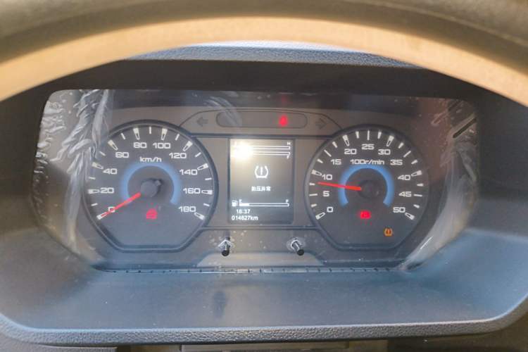 Used Iveco Daily 2021 2.5T A35 M1 Passenger Van 5-9 Seater Short Wheelbase Mid-Roof Design Single Tire Manual Doors