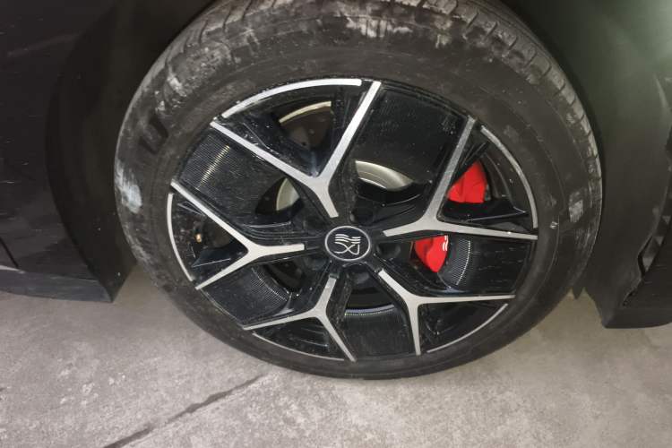 Used BYD Han 2024 EV Glory Edition 715KM Front-Wheel-Drive Flagship Model
