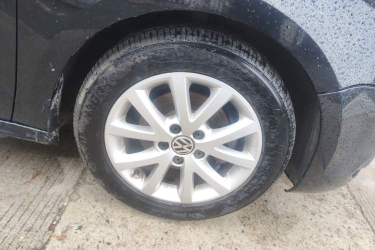 Used Volkswagen Sagitar 2012 1.6L Manual Comfort Model Right Front Wheel Hub