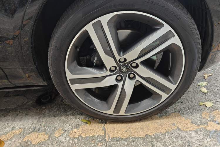 Used Land Rover Discovery 2023 360 PS Metropolitan Edition Right Front Wheel Hub