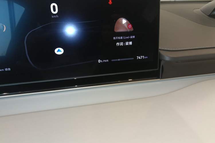 Used Hima Luxeed S7 2025 785 km Ultra Odometer Close Up